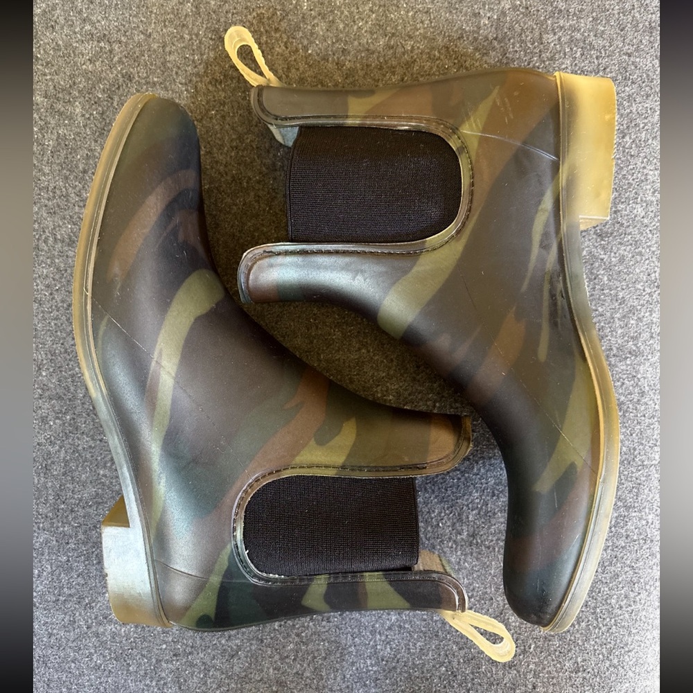 J.Crew Matte Chelsea Rain Boots – Olive Camo | Size 9